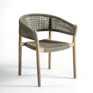 Silla de madera grisácea y cuerda color topo